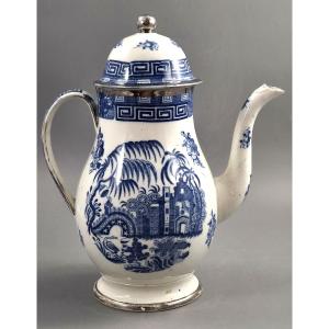 Cafetière couverte en porcelaine tendre de Caughley, décor Temple Landscape, vers 1780–1795