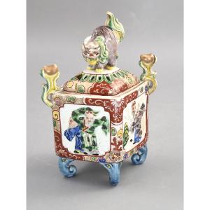 Japanese Kutani Porcelain Koro Incense Burner, Karashishi Finial, Meiji 1890