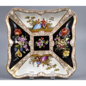 Plat carré en porcelaine de Meissen, scènes de Watteau, fond noir, vers 1850-1870