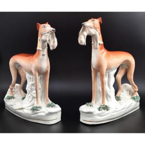 Paire de grands lévriers Staffordshire victoriens au lièvre, Angleterre, vers 1850