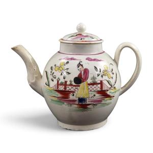 Théière en creamware à décor chinoiserie polychrome, vers 1770-1785