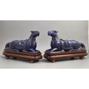 Grande paire de chevaux couchés en lapis-lazuli, socles incrustés d'argent, fin Qing