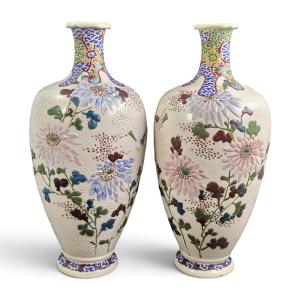 Pair Of Satsuma Vases From Kyoto With Moriage, Meiji Period, Chikusai Style, Circa 1890