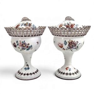Paire de Vases en Tôle Peinte Ajourée Fond Blanc, Époque Empire