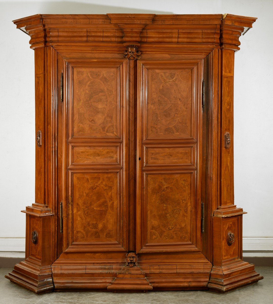 Grande Armoire Architecturée En Noyer