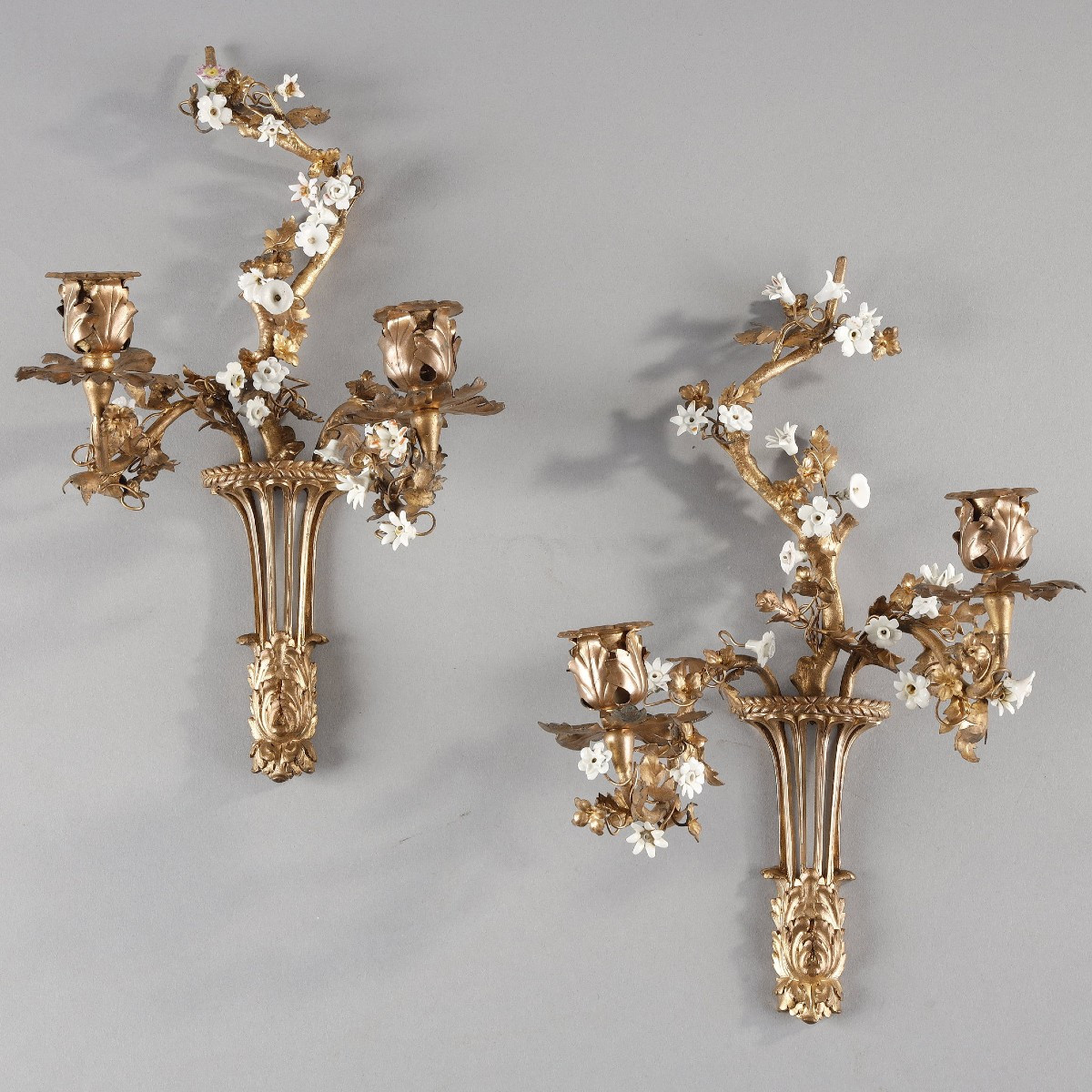 Petite paire d'Appliques  en bronze doré et porcelaine blanche - style Louis XVI