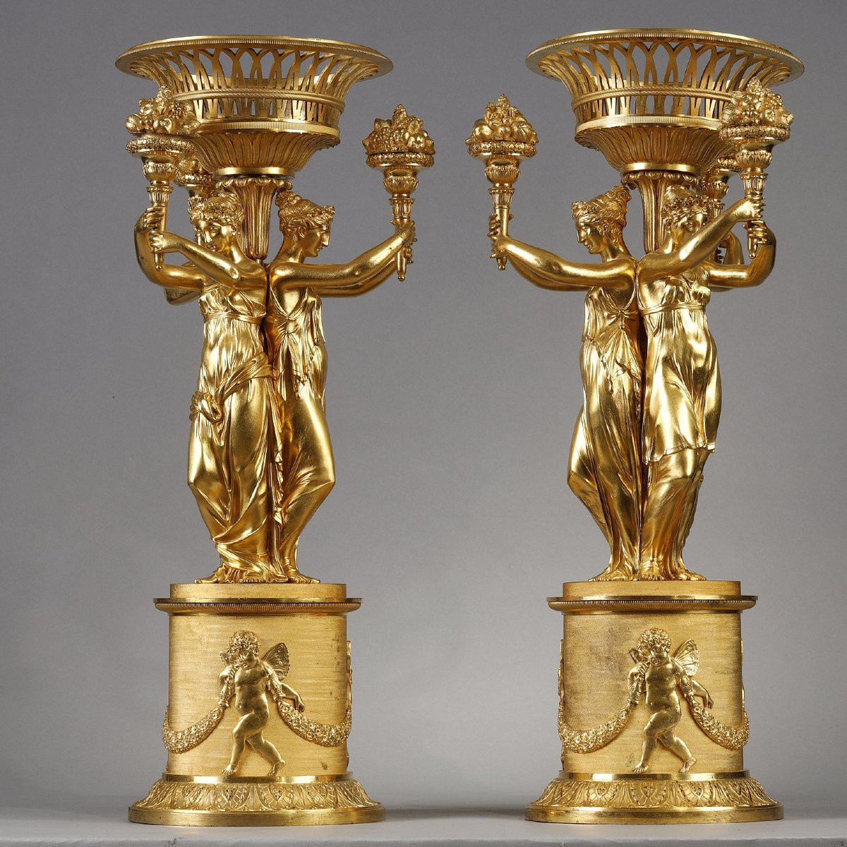 Paire de grands centres de table en bronze ciselé et doré Attr. À Thomire-photo-1