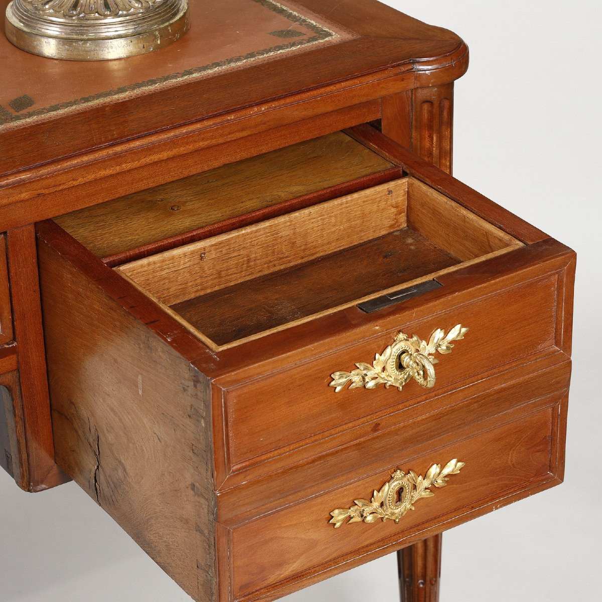 Grand bureau plat Louis XVI en acajou,  attribué à Fidelys Shey-photo-1