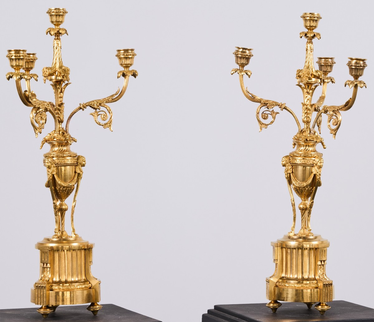 Paire de candélabres Louis XVI en bronze ciselé et doré