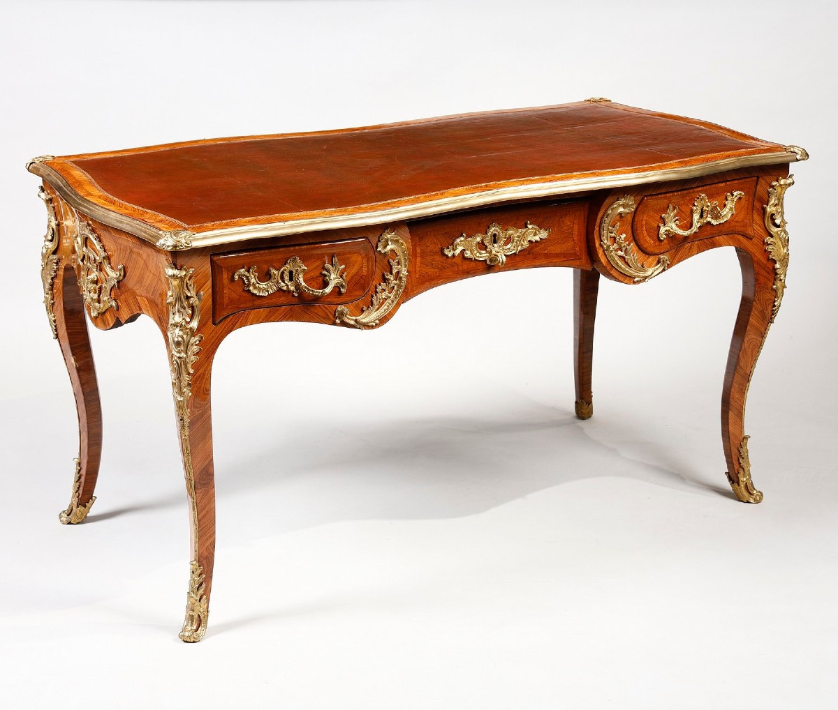 Bureau plat d’époque Louis XV, estampillé de Pierre Migeon
