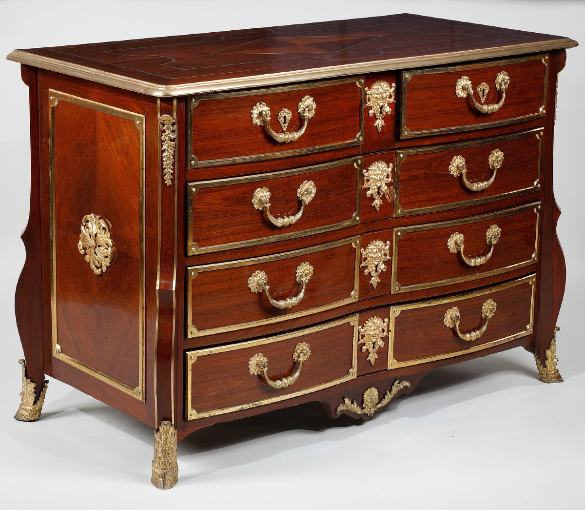 Commode Mazarine D’époque Régence En Amarante Encadrée De Bronze.