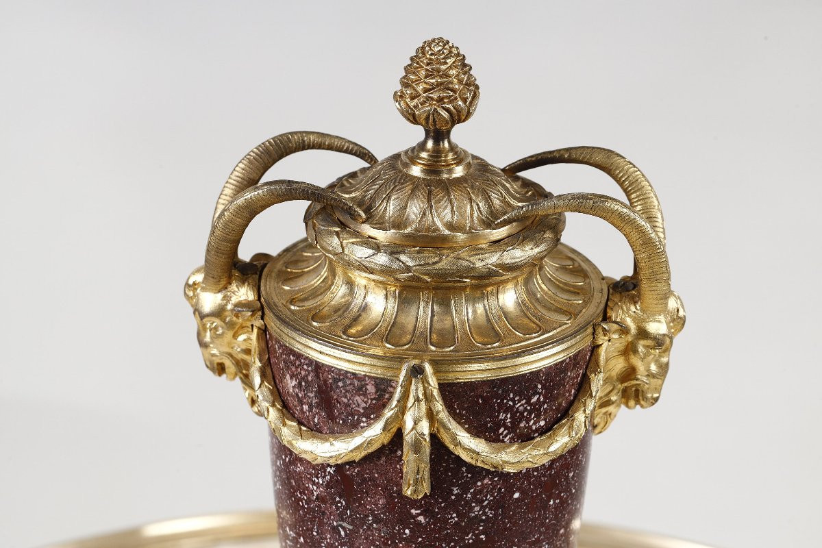 Belle urne Louis XVI en porphyre et bronze doré-photo-3