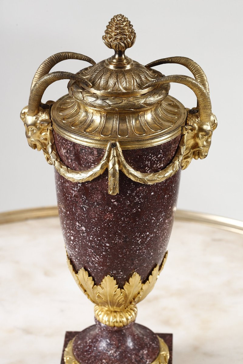 Belle urne Louis XVI en porphyre et bronze doré-photo-4
