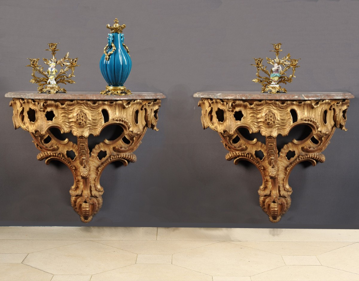 Grande paire de consoles en bois doré