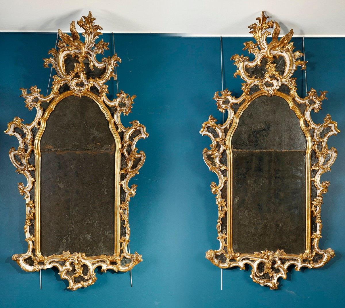 Paire de grands miroirs italiens,  à parecloses en bois doré, Du XVIIIᵉ siècle