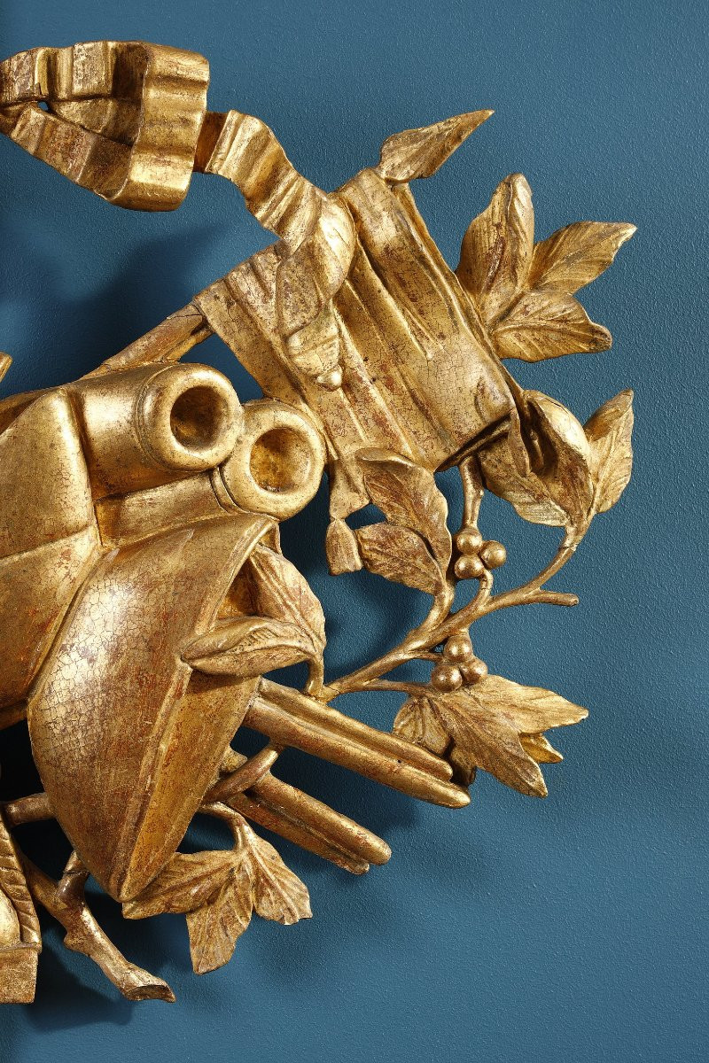 Attributs de la guerre en bois doré, XVIIIe siècle-photo-1