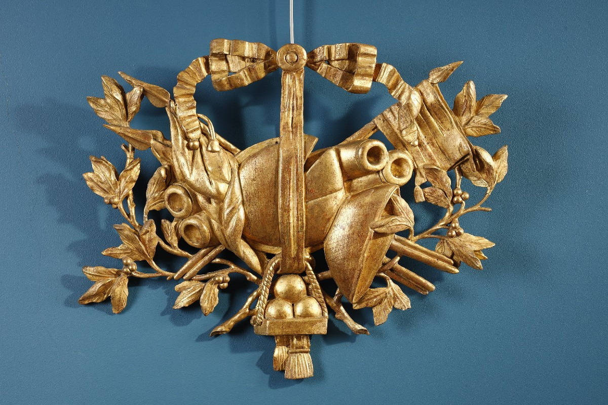 Attributs de la guerre en bois doré, XVIIIe siècle