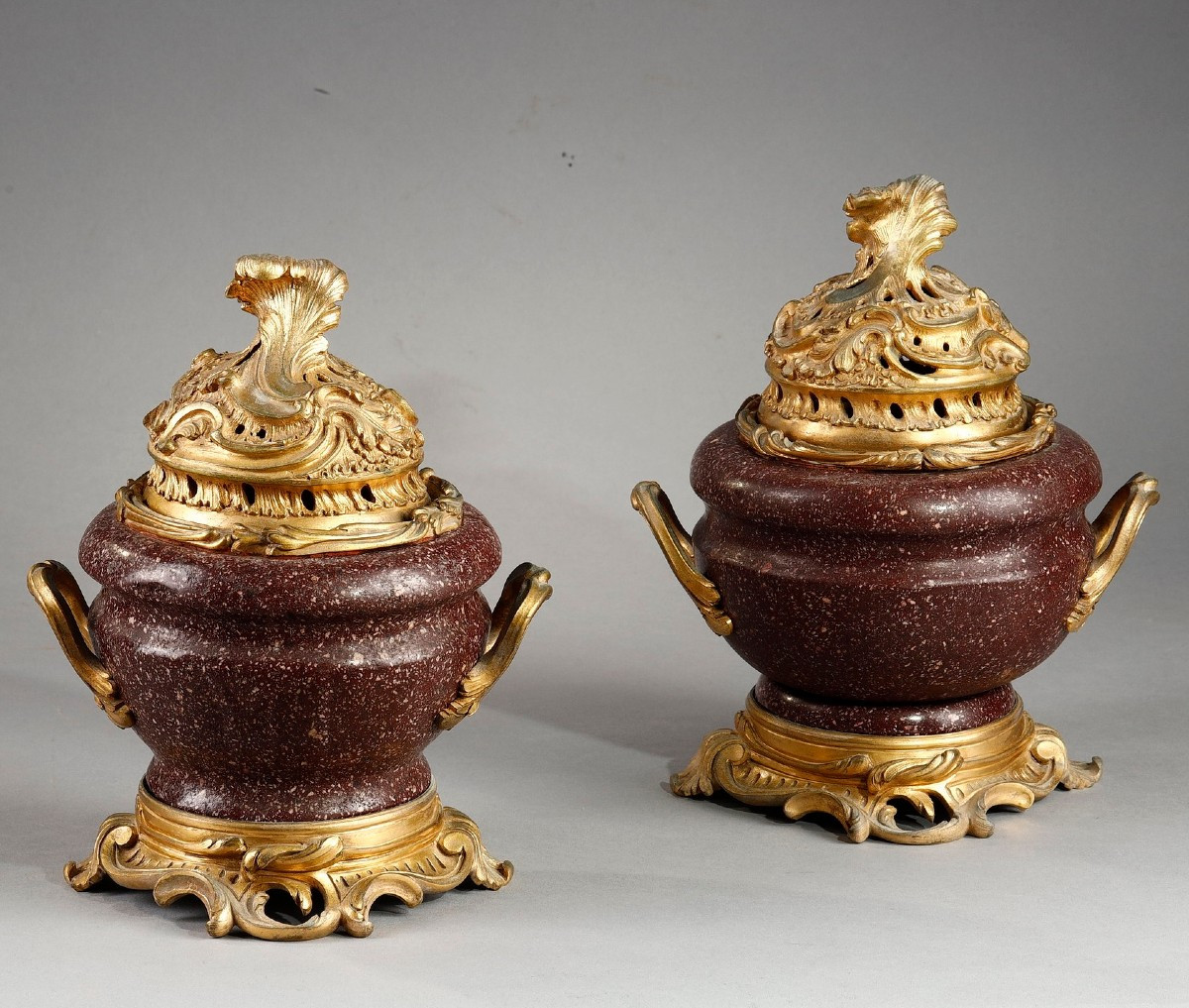 Paire de pots-pourris en porphyre et bronze doré