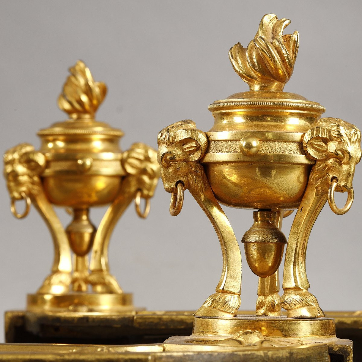 Paire de chenets d’époque Louis XVI en bronze doré-photo-2