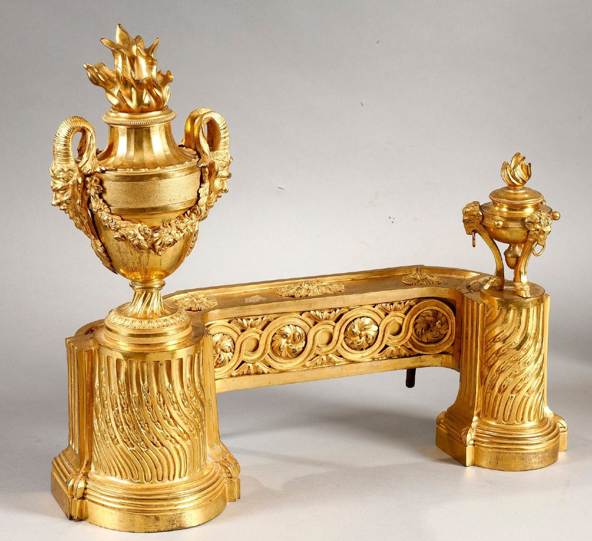 Paire de chenets d’époque Louis XVI en bronze doré-photo-2