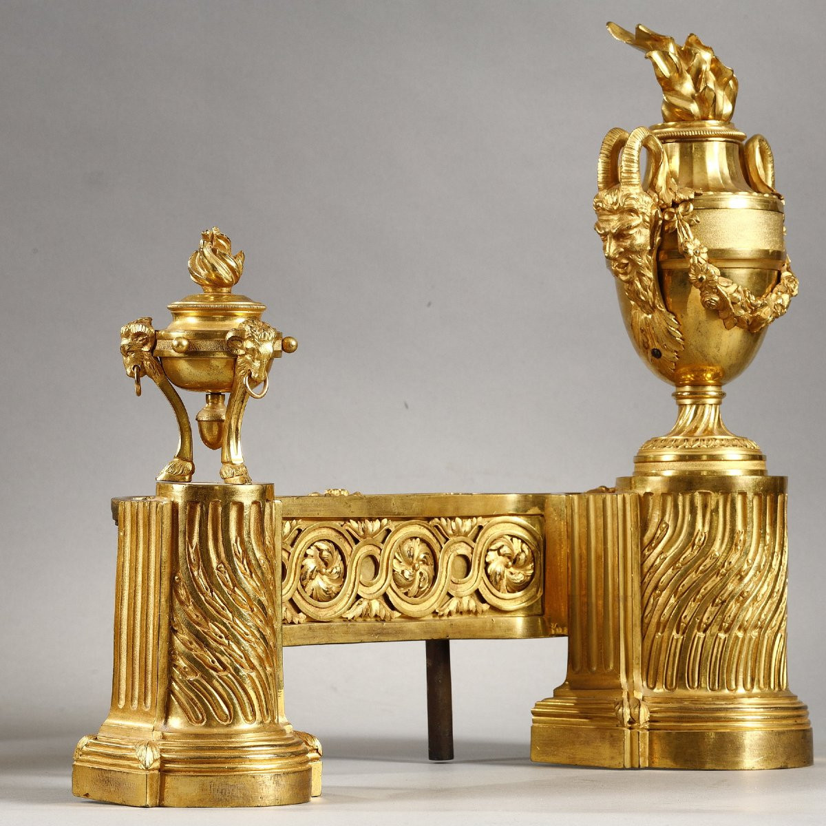 Paire de chenets d’époque Louis XVI en bronze doré-photo-3