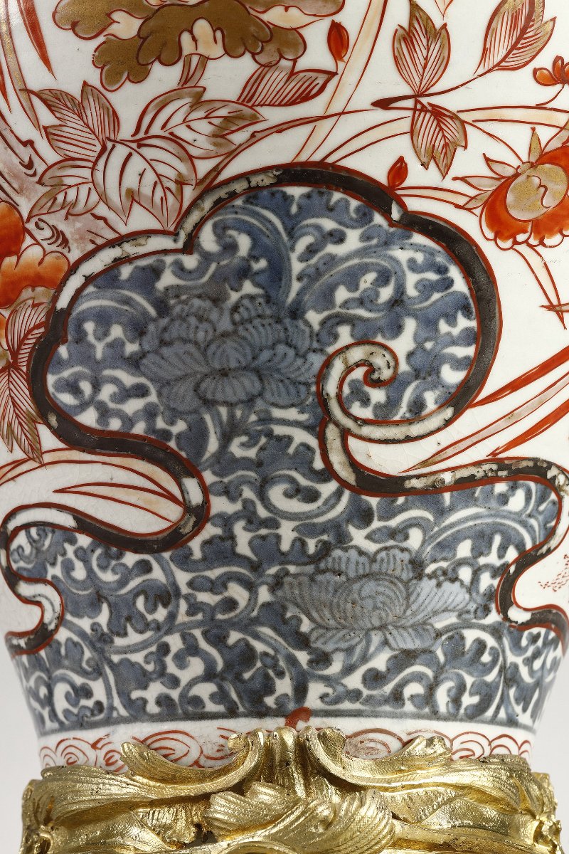 Important Pair Of Covered Vases In Imari Porcelain, 18th Century Period-photo-1