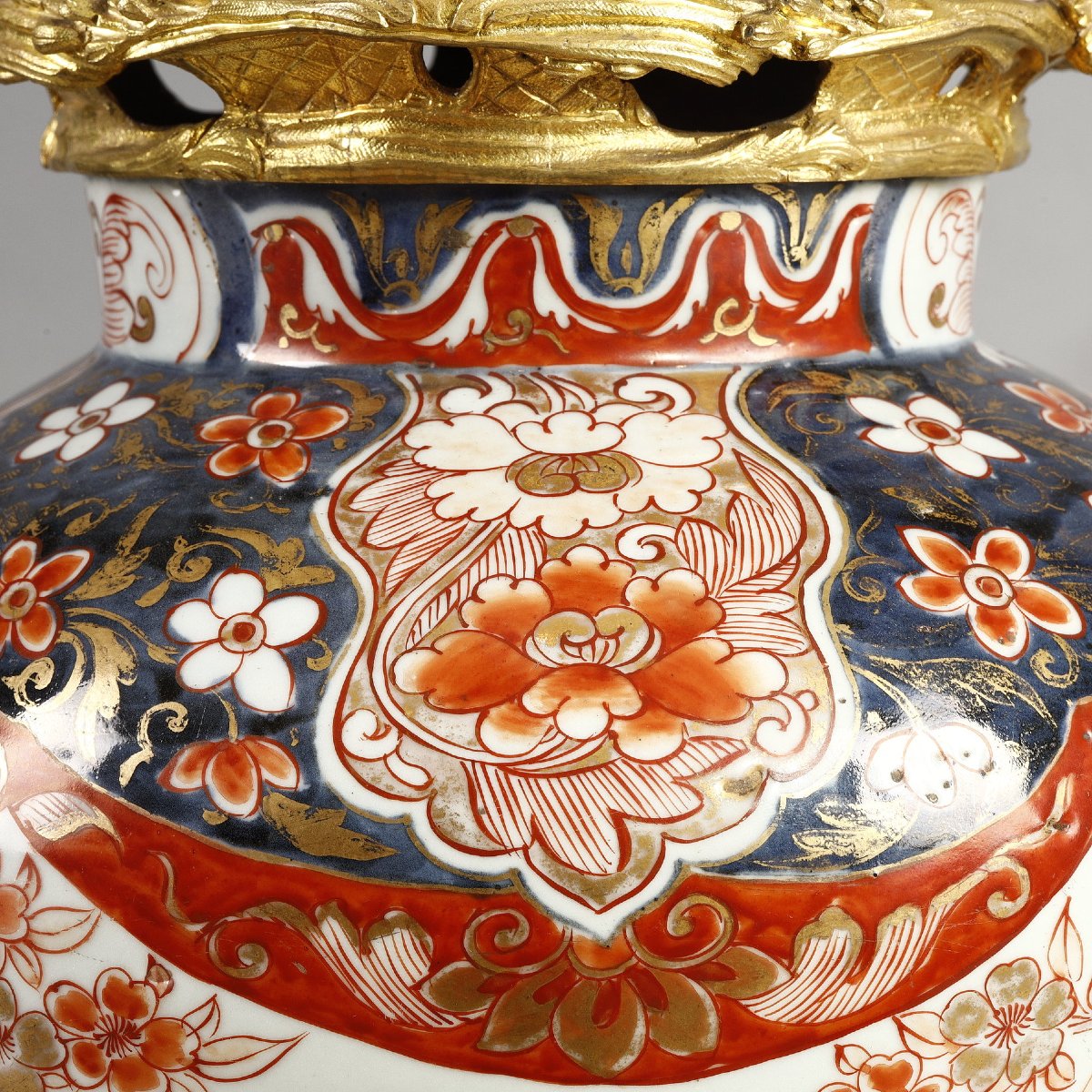 Important Pair Of Covered Vases In Imari Porcelain, 18th Century Period-photo-2