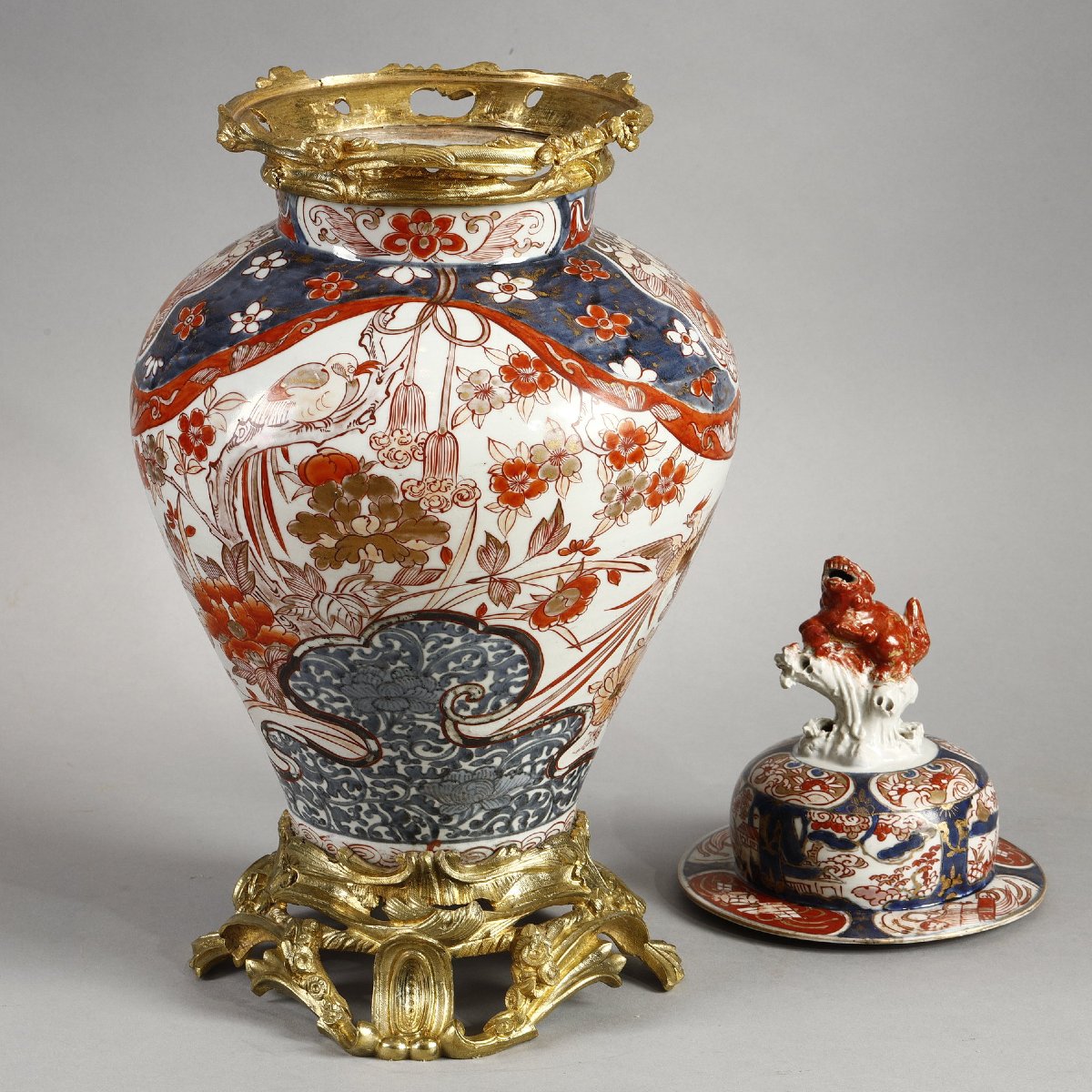Important Pair Of Covered Vases In Imari Porcelain, 18th Century Period-photo-4