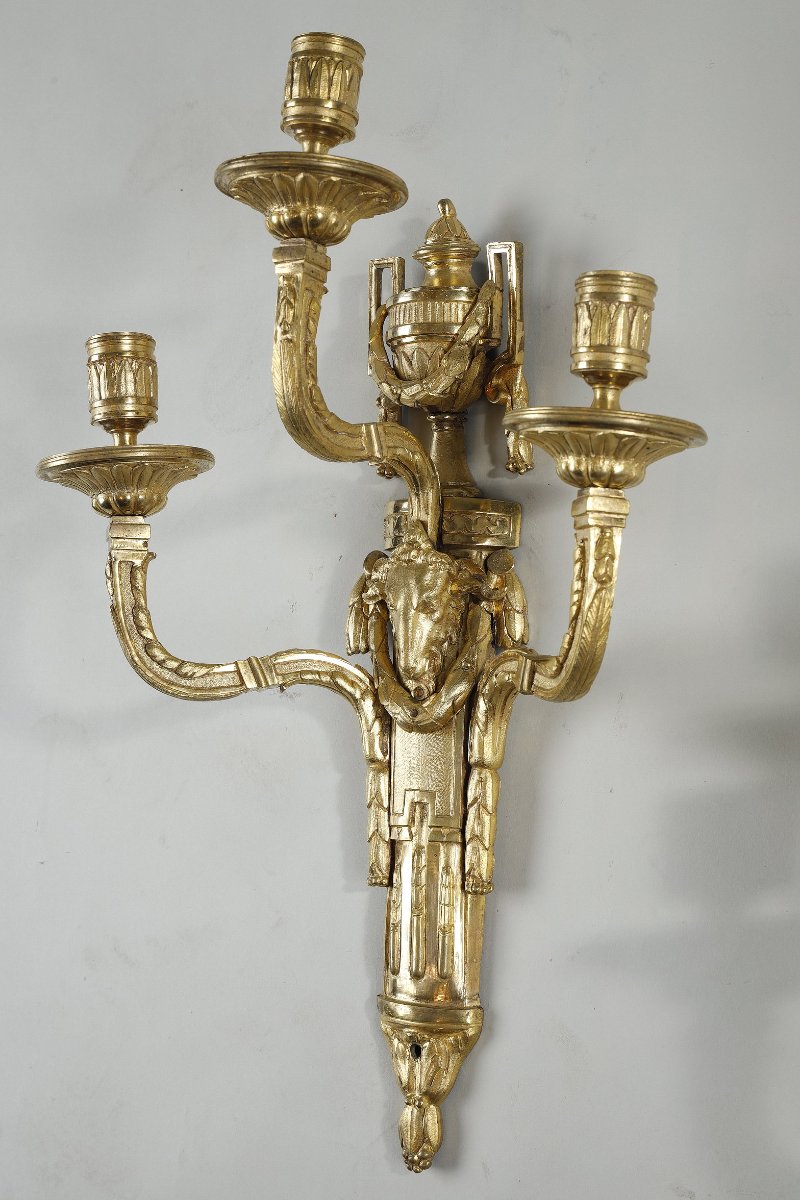 Important Pair Of Louis XVI Gilt-bronze Wall Lights-photo-2