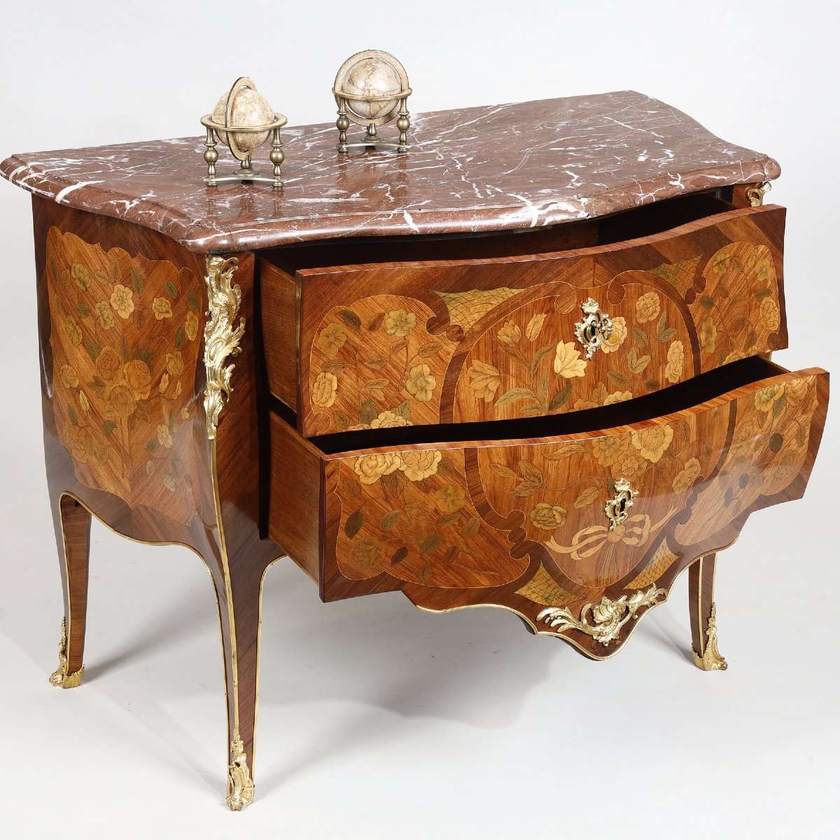 Commode galbée  estampillée CHEVALLIER-photo-3
