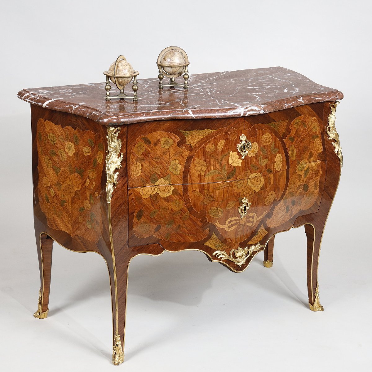 Commode galbée  estampillée CHEVALLIER