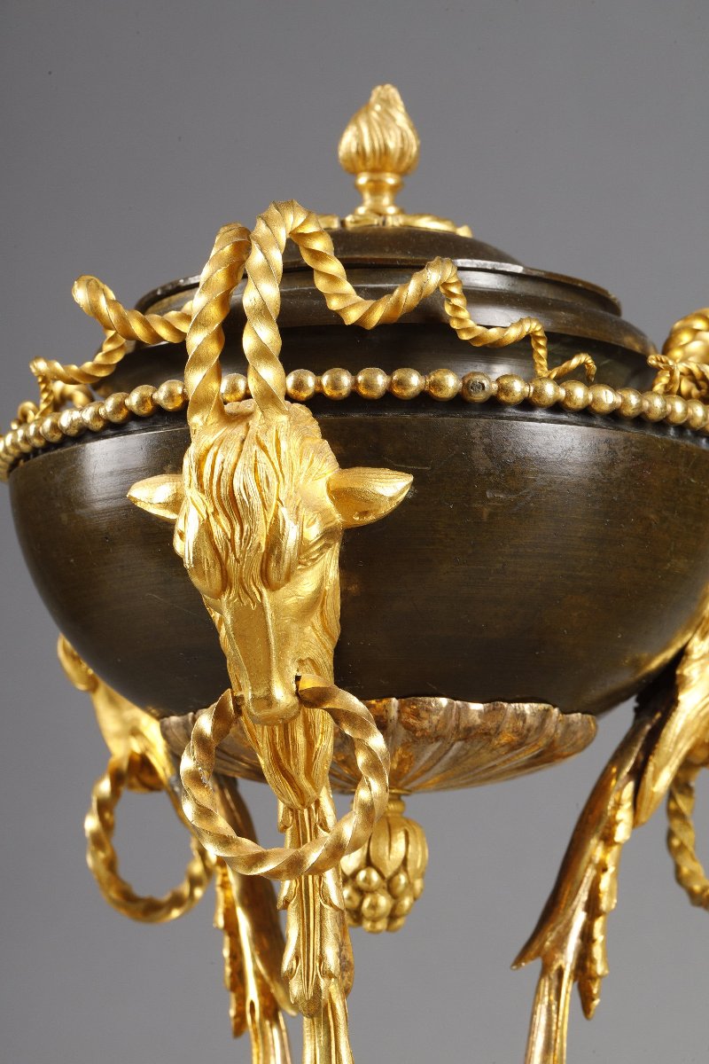 Paire de pots-pourris  en bronze patiné, bronze doré et marbre blanc  d'époque Louis XVI-photo-3