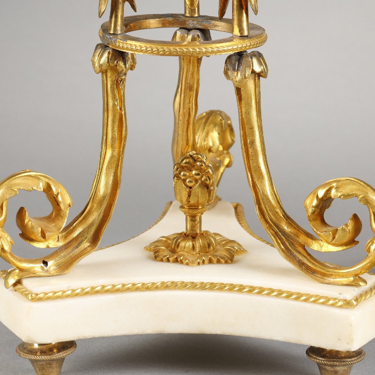 Paire de pots-pourris  en bronze patiné, bronze doré et marbre blanc  d'époque Louis XVI-photo-4