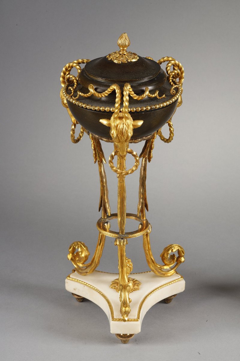 Paire de pots-pourris  en bronze patiné, bronze doré et marbre blanc  d'époque Louis XVI-photo-1