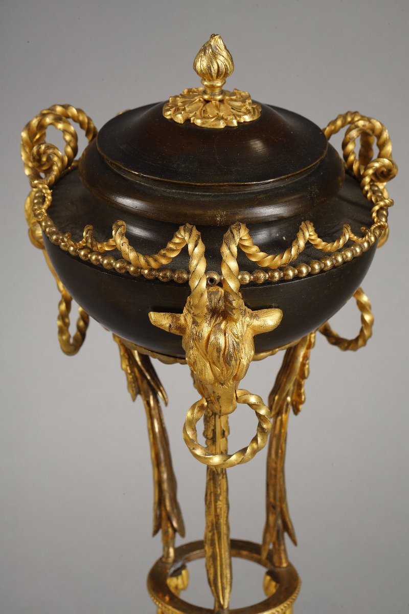 Paire de pots-pourris  en bronze patiné, bronze doré et marbre blanc  d'époque Louis XVI-photo-2