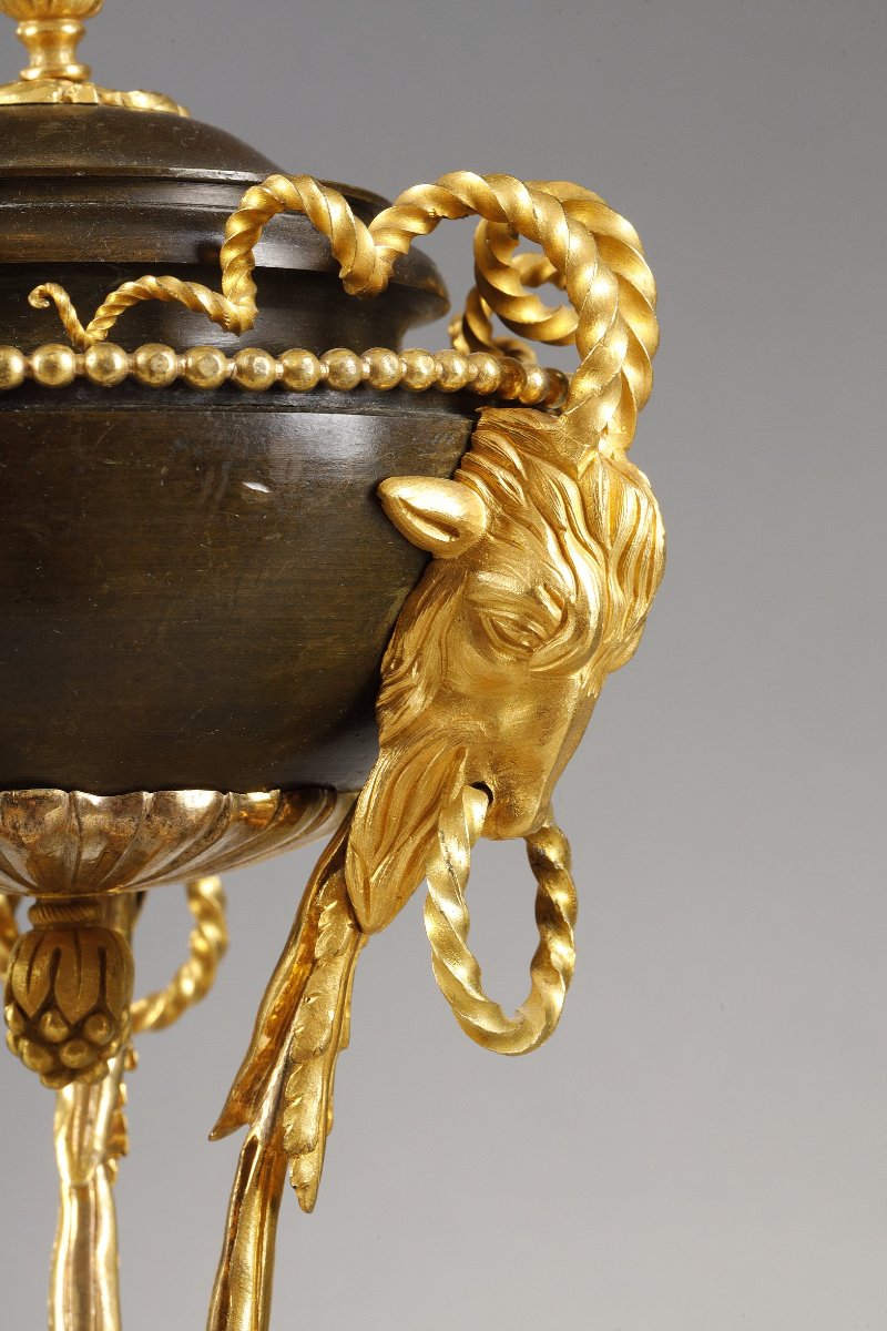 Paire de pots-pourris  en bronze patiné, bronze doré et marbre blanc  d'époque Louis XVI-photo-4