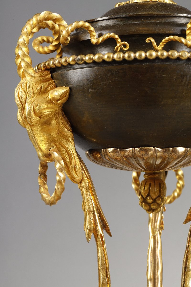 Paire de pots-pourris  en bronze patiné, bronze doré et marbre blanc  d'époque Louis XVI-photo-5