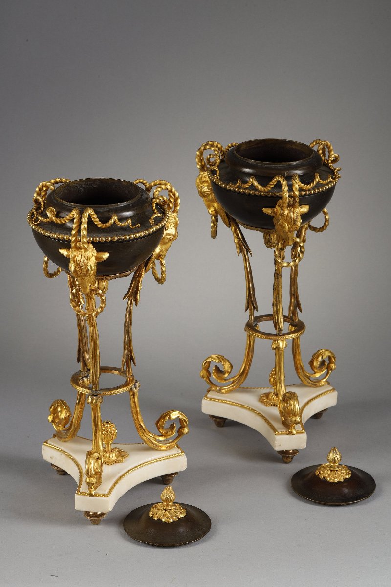 Paire de pots-pourris  en bronze patiné, bronze doré et marbre blanc  d'époque Louis XVI-photo-6