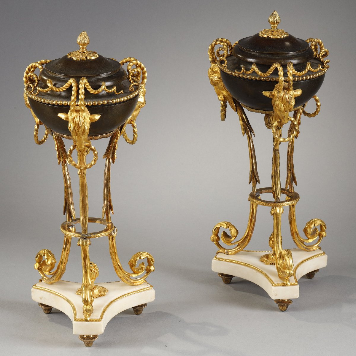 Paire de pots-pourris  en bronze patiné, bronze doré et marbre blanc  d'époque Louis XVI-photo-7