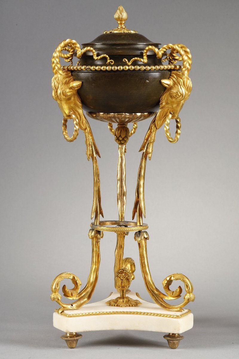 Paire de pots-pourris  en bronze patiné, bronze doré et marbre blanc  d'époque Louis XVI-photo-8