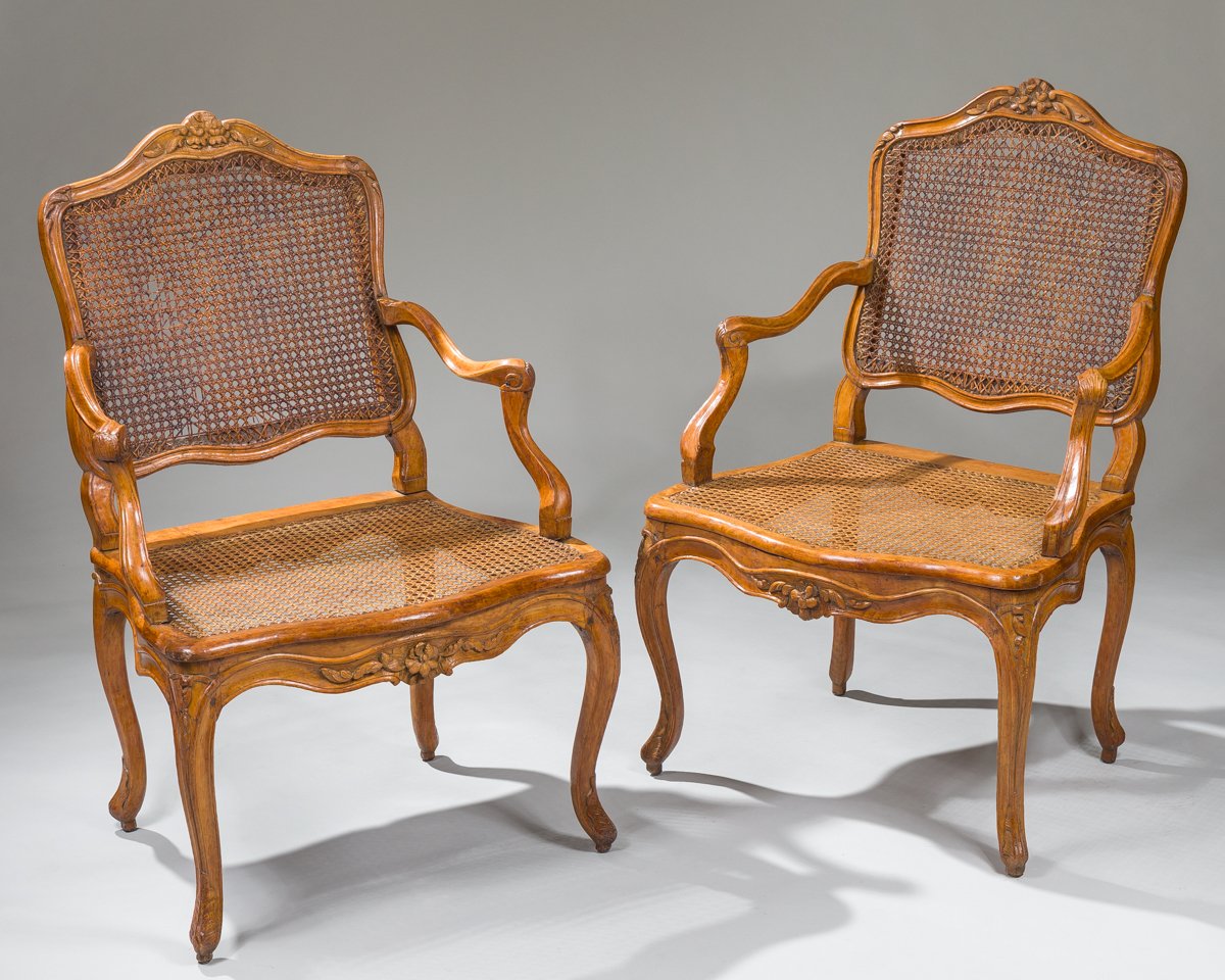 Paire de fauteuils cannés, attribué à Nogaret, époque L XV