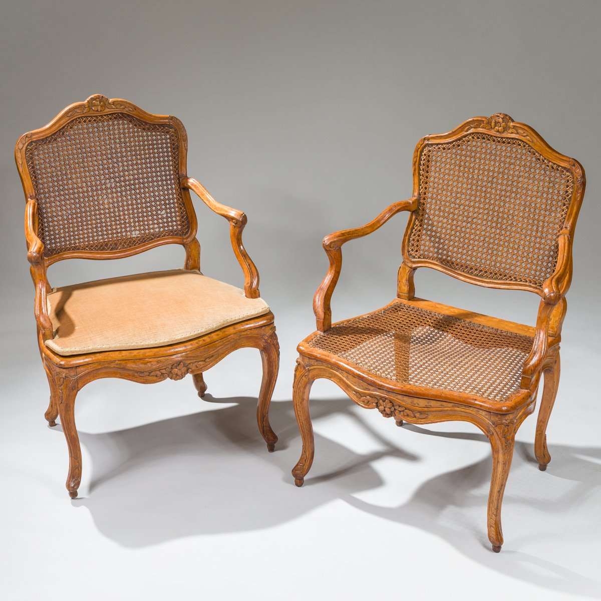Paire de fauteuils cannés, estampillés de Canot, époque L XV-photo-1