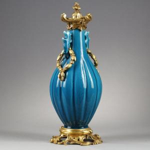 Vase en porcelaine bleue de Chine, début XIXe