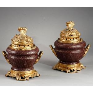 Paire de pots-pourris en porphyre et bronze doré