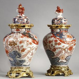 Important Pair Of Covered Vases In Imari Porcelain, 18th Century Period