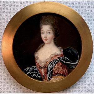 Portrait d’une noble dame. HST en tondo,32 cm. Ecole francaise ,XVIII siecle.