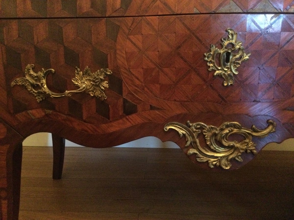 Commode Louis XV à Fort Galbe En Façade Et Côté évasés En Placage De Bois De Rose Et Satiné-photo-1