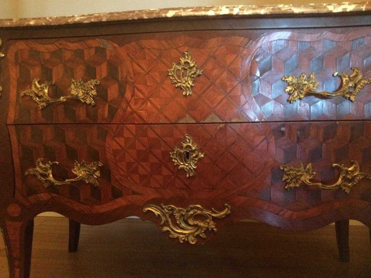 Commode Louis XV à Fort Galbe En Façade Et Côté évasés En Placage De Bois De Rose Et Satiné-photo-2