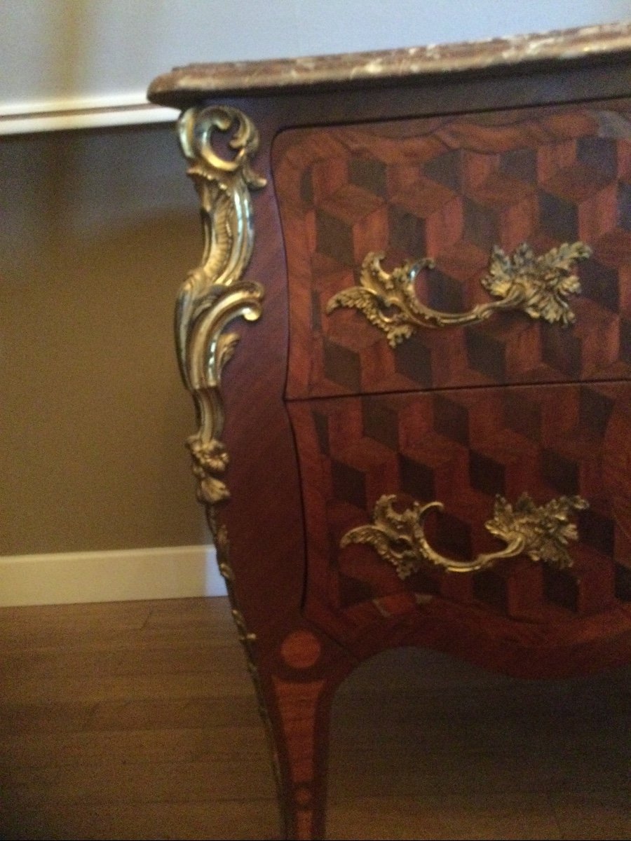 Commode Louis XV à Fort Galbe En Façade Et Côté évasés En Placage De Bois De Rose Et Satiné-photo-3