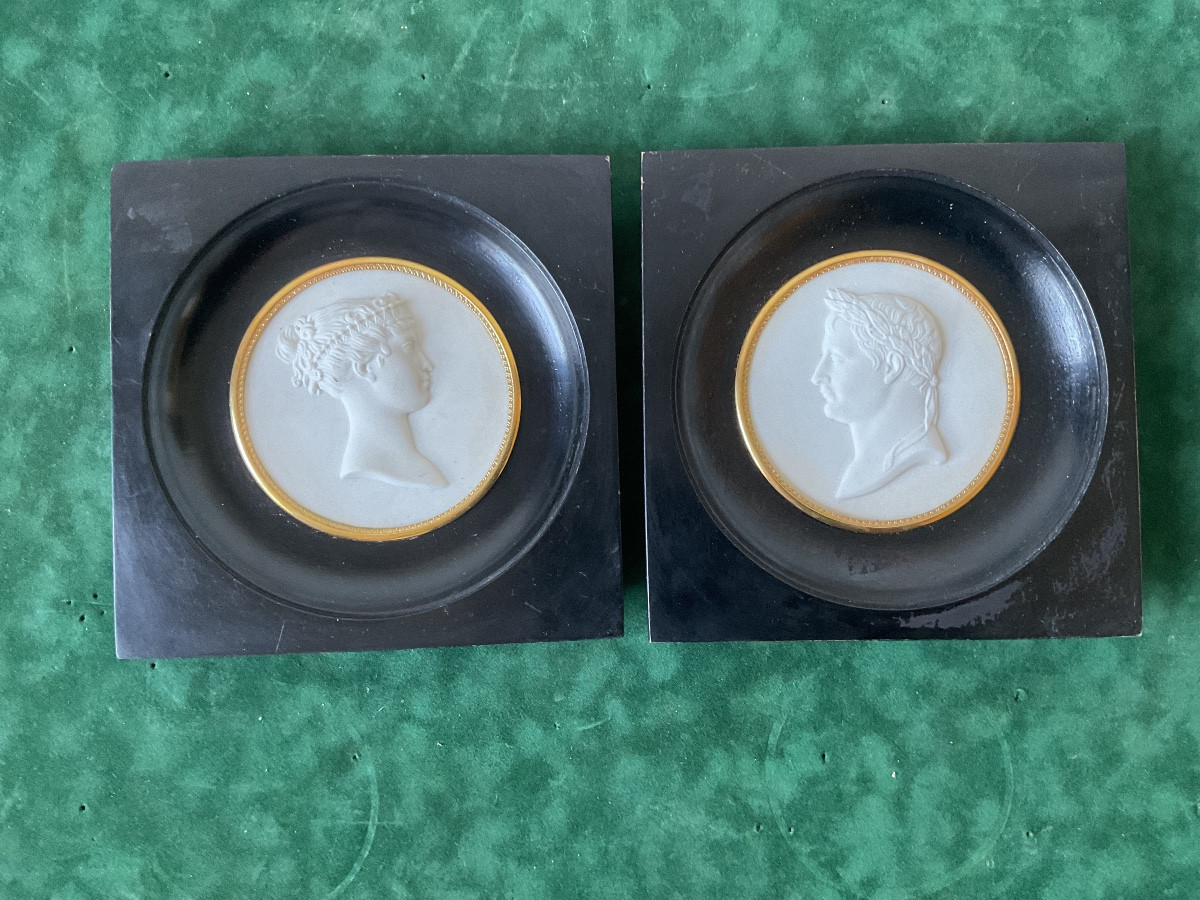 Paire de miniatures Napoléon 1er et l’impératrice en biscuit de Sèvres 